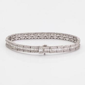 An 18K white gold bracelet with diamonds ca. 7.42 ct in total according to engraving.