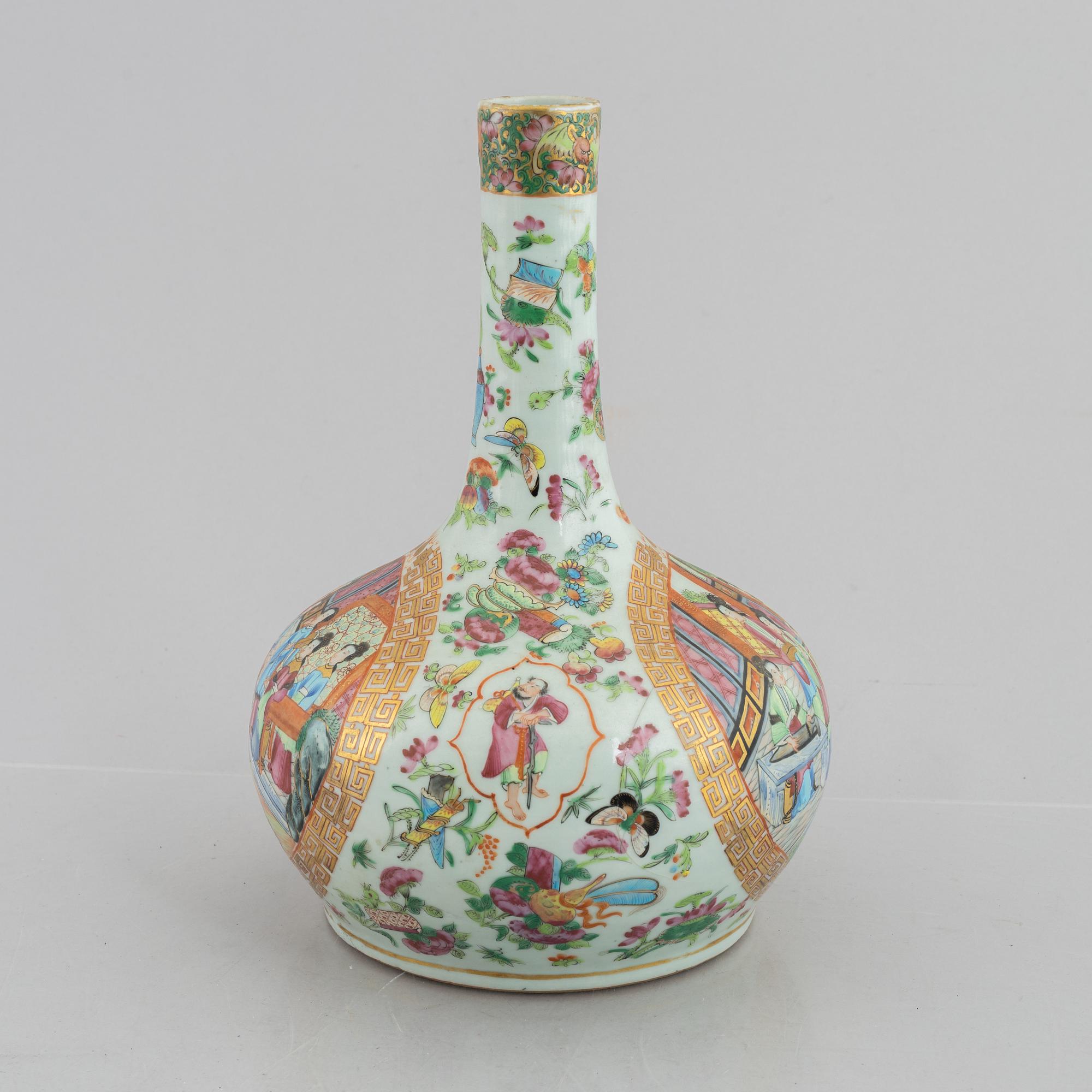 A Chinese Canton porcelain vase, 19th century, Qing dynasty.