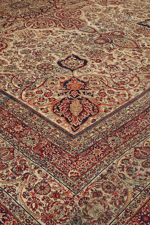 Matto an antique Kerman Laver, ca 677-688,5 x 510,5-526 cm.