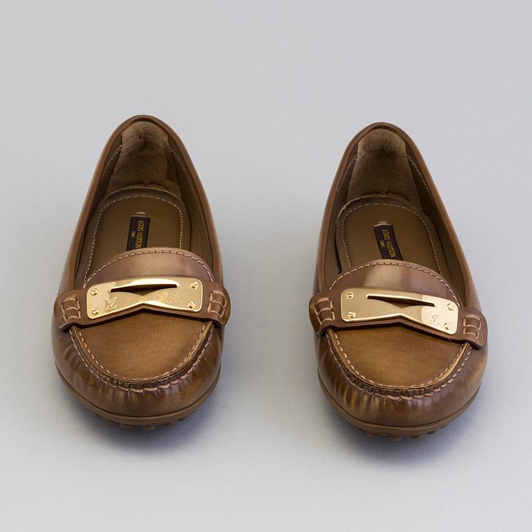 LOUIS VUITTON, a pair of leather loafers, size 36½.