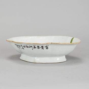 A Chinese famille rose footed dish, early 20th century.