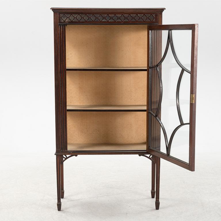 Vitrinskåp, engelskt, omkring år 1900.