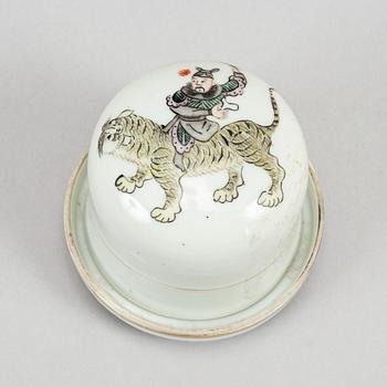 A Chinese porcelain dice shaker, first half of the 20th Century.