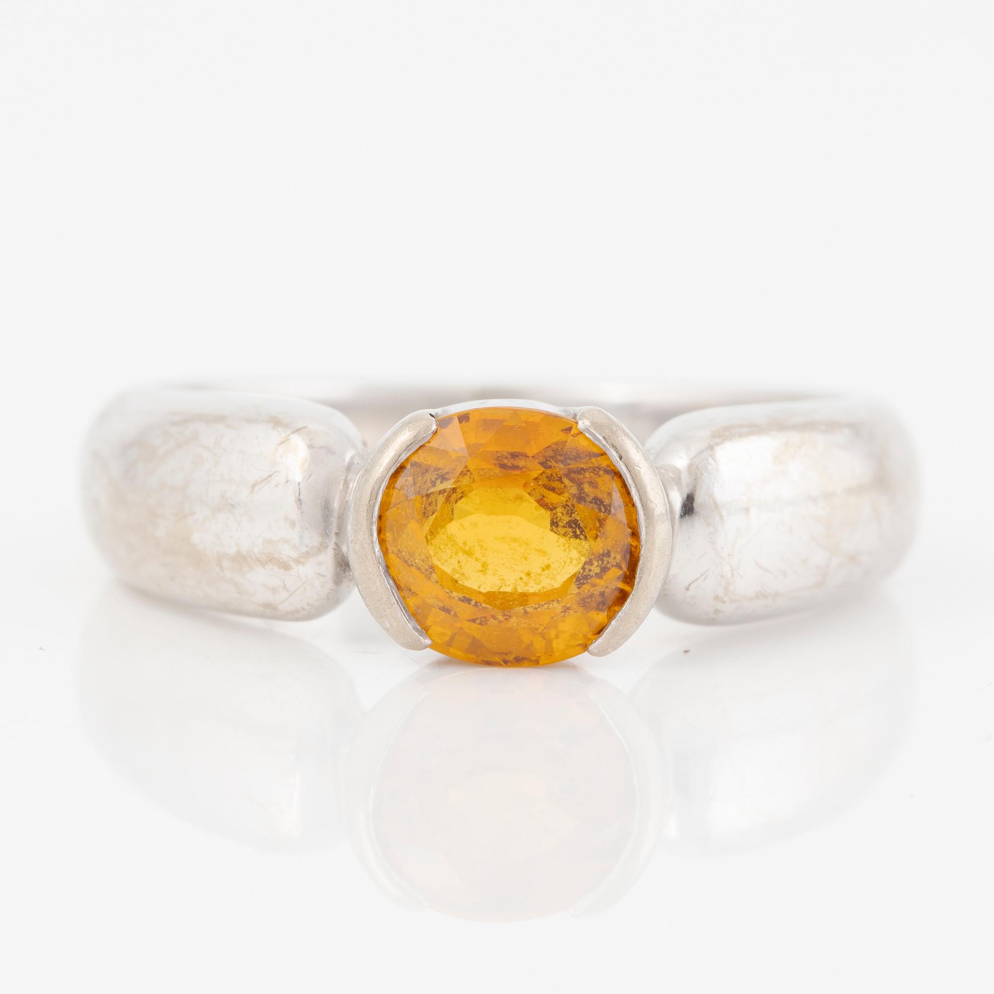 Ring 18K white gold with yellow sapphire.