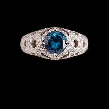RING, 18 k vitguld, briljantslipad diamant ca 1.92 ct, mindre diamanter tot ca 0.75 ct. Tot. ca 2.67 ct.