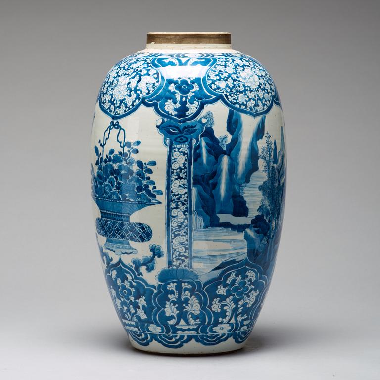 URNA, porslin. Qingdynastin, Kangxi (1662-1722).
