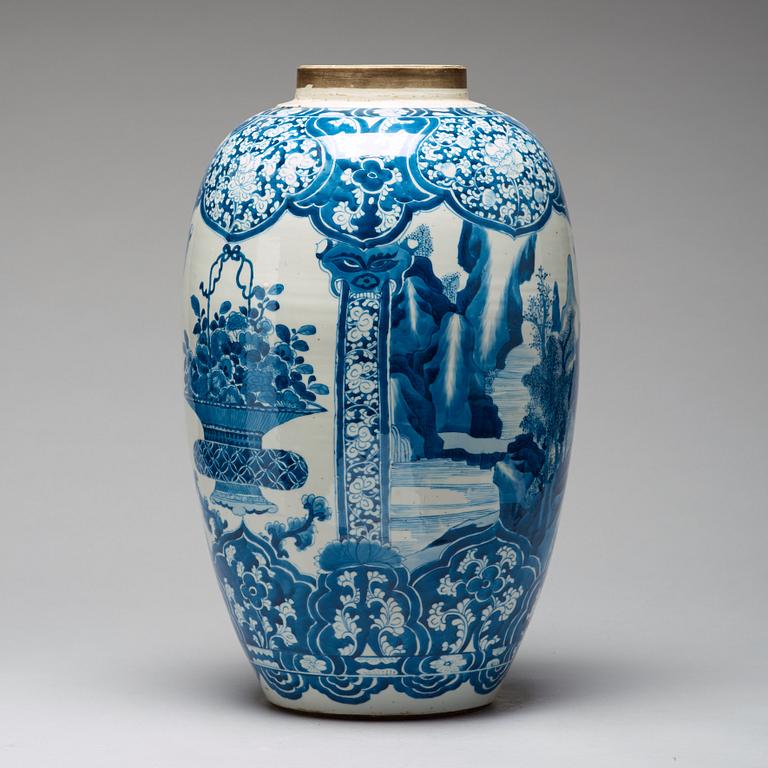 A large blue and white jar, Qing dynasty, Kangxi (1662-1722).