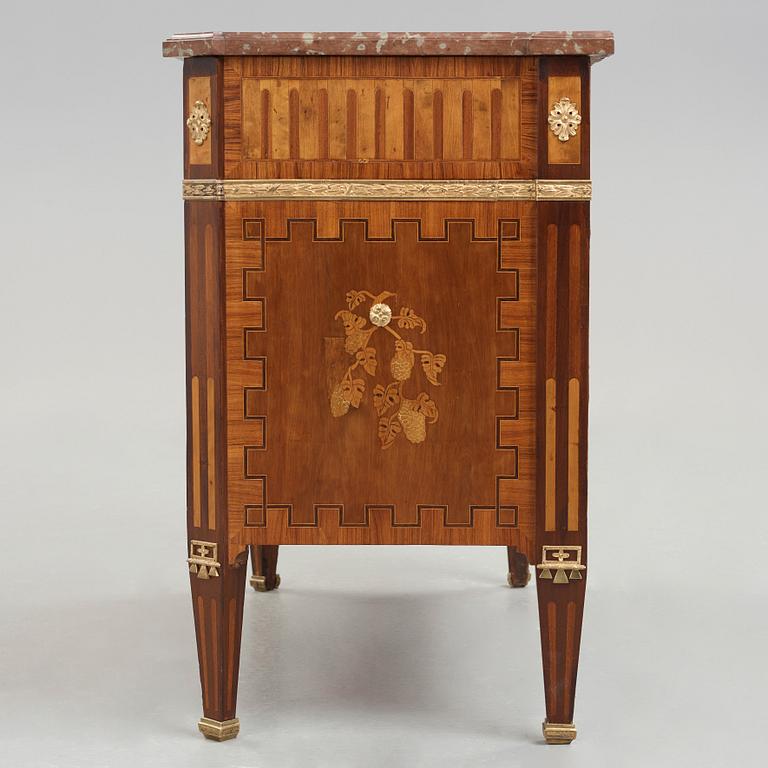 BYRÅ, i Carl Lindborgs art (mästare i Stockholm 1781-1808), gustaviansk, 1700-talets slut.