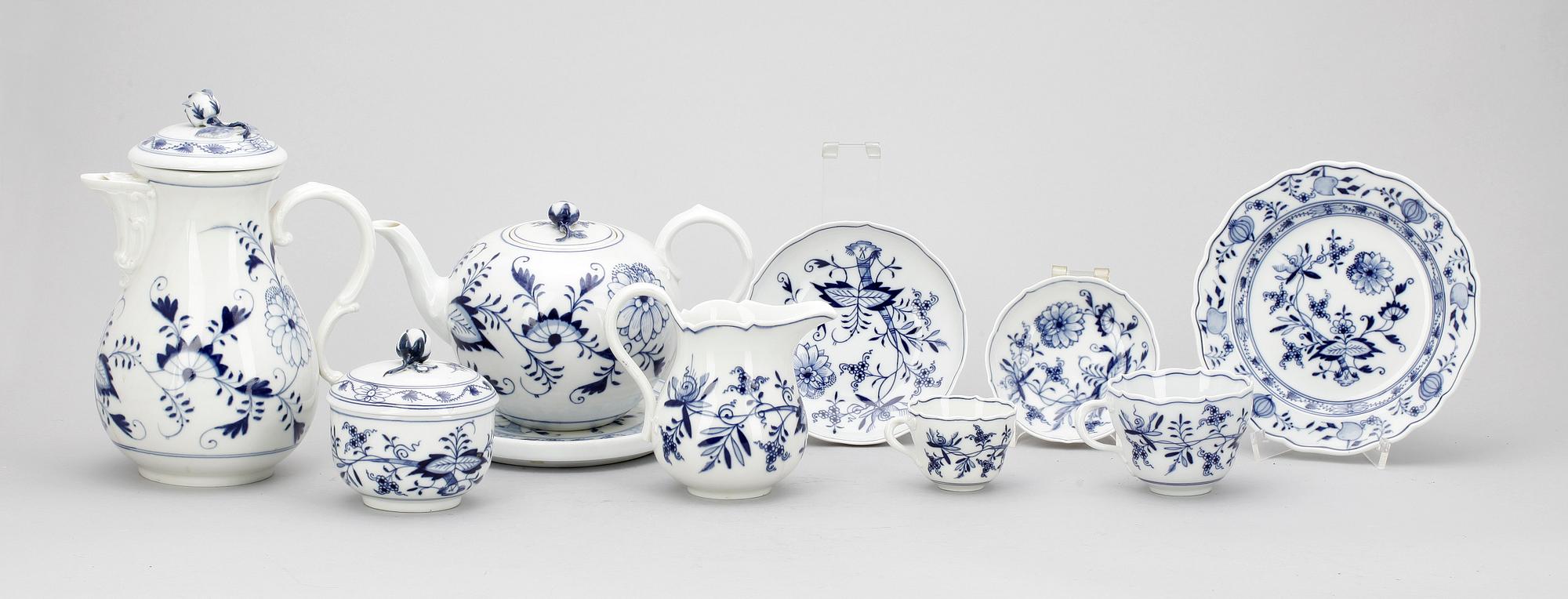 SERVIS, 29 delar, porslin, "lökmönstret", Meissen.
