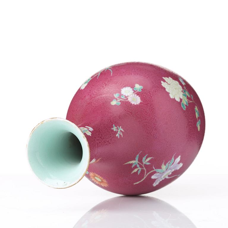 A pink scgrafitto vase, Qing dynasty with Qianlong mark.