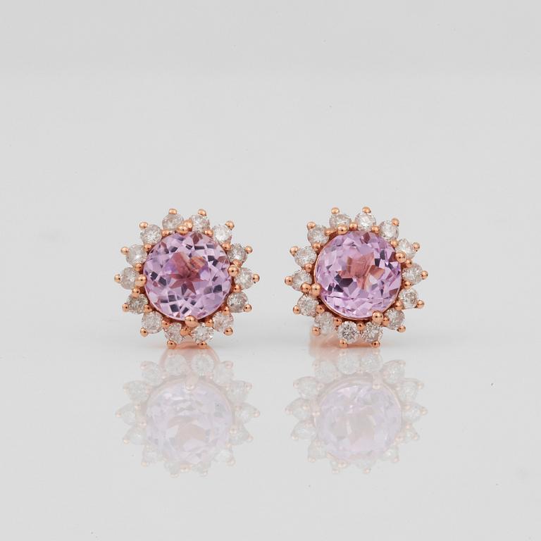 ÖRHÄNGEN, i rosa guld med kunziter, totalt ca 2.20ct och briljanter, ca 0.45ct.