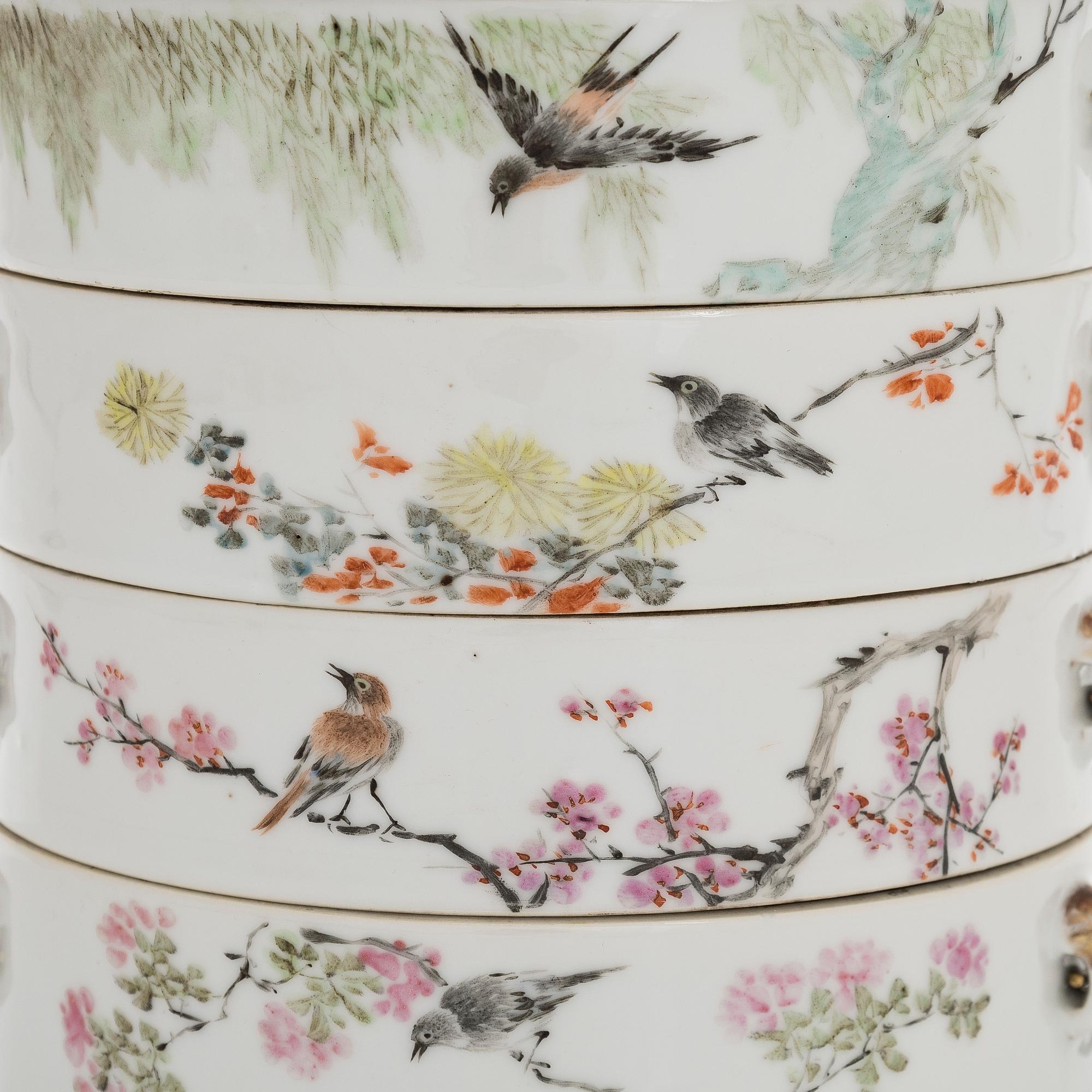 Matkärl och koppar med lock, 3 st, porslin, Kina, omkring år 1900.