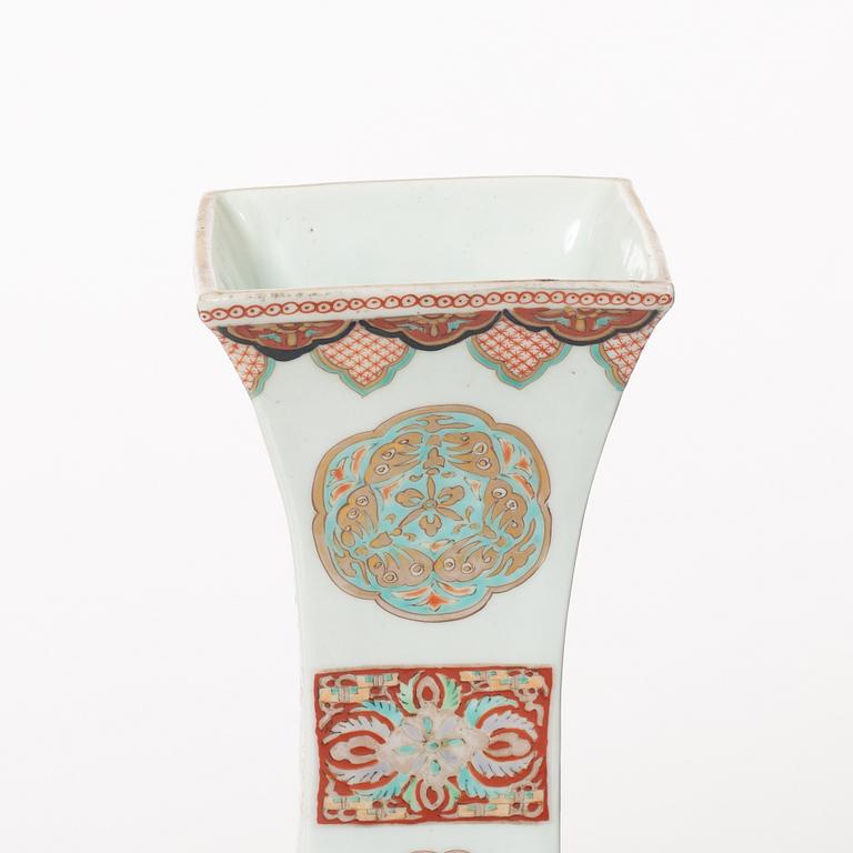 Vaser, två snarlika, porslin, Japan, Showa (1926-89).