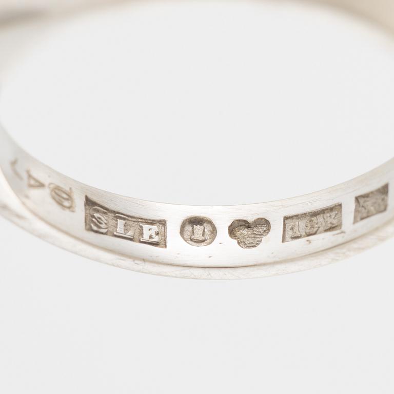 Ring 18K vitguld med en briljantslipad diamant.