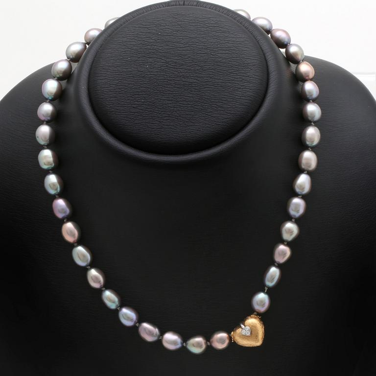 Necklace grey freshwater-pearls approx 8 mm, clasp 18k gold with 3 brilliant-cut diamonds.