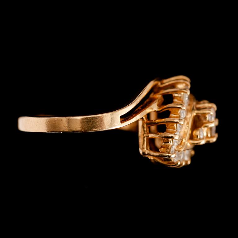 RING, 18 k guld, briljantslipade diamanter. Vikt 3 g.