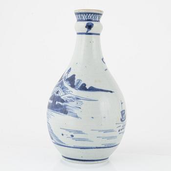 Tallrikar, 11 stycken samt flaska, porslin. Qingdynastin, 1800-tal.