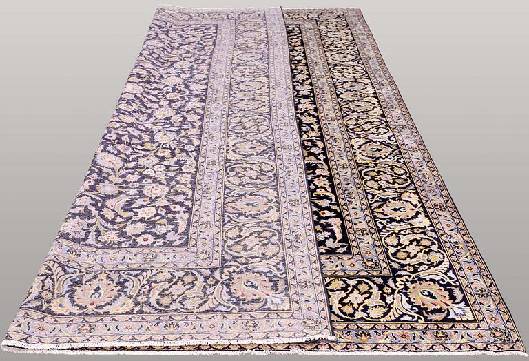 A carpet, Kashan, signed, ca 410 x 292 cm.