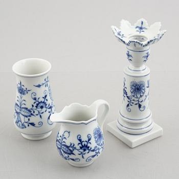 29 pieces of a "Zwiebelmuster" porcelain service, Meissen, Germany.