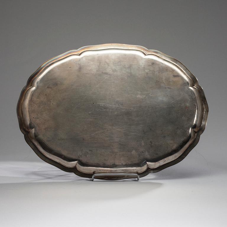 BRICKA, silver, Stockholm 1927. Vikt 734 g.