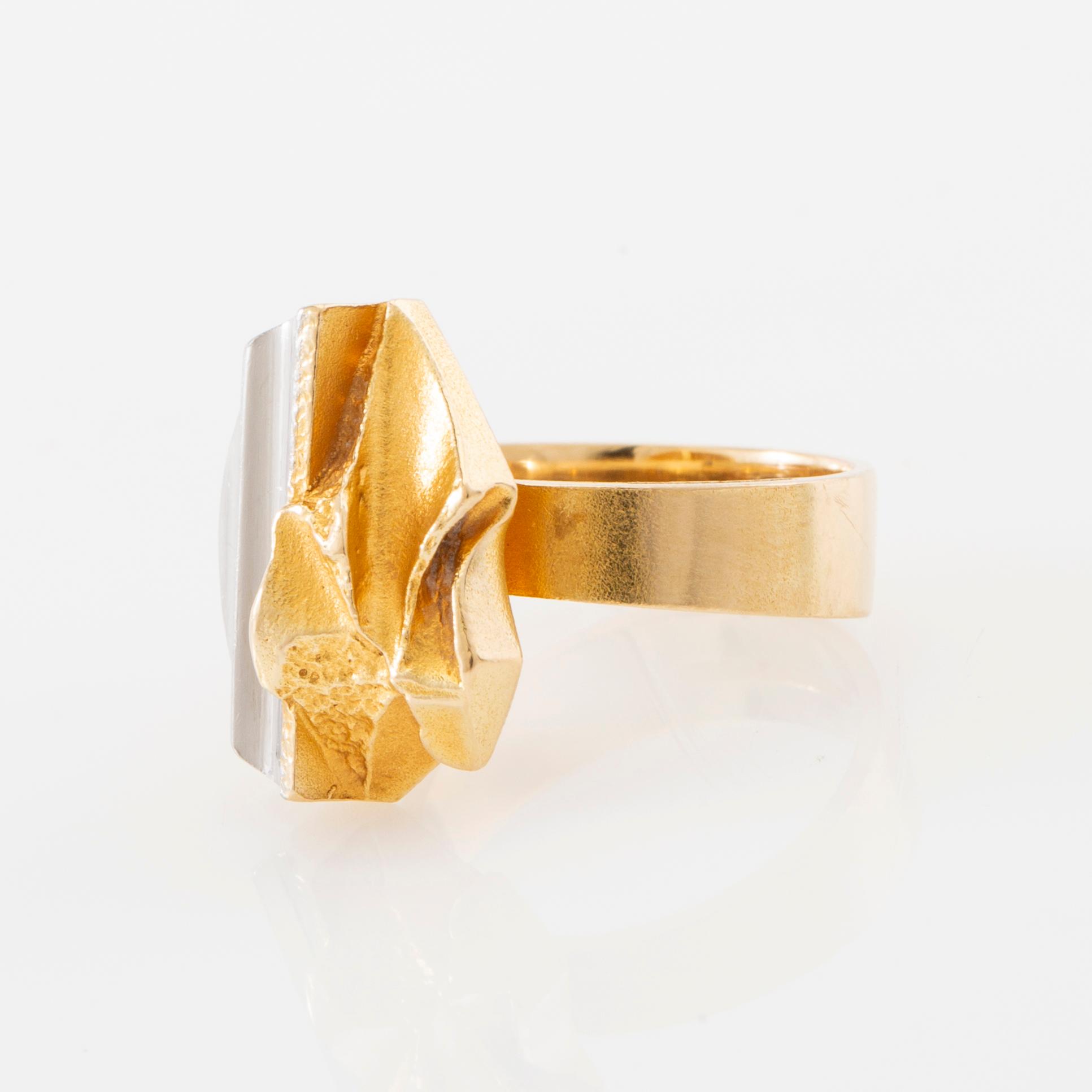 Björn Weckström, Ring "Kaksoisaalto/Double Wave" 18K gold and platinum, Lapponia Finland 2001.