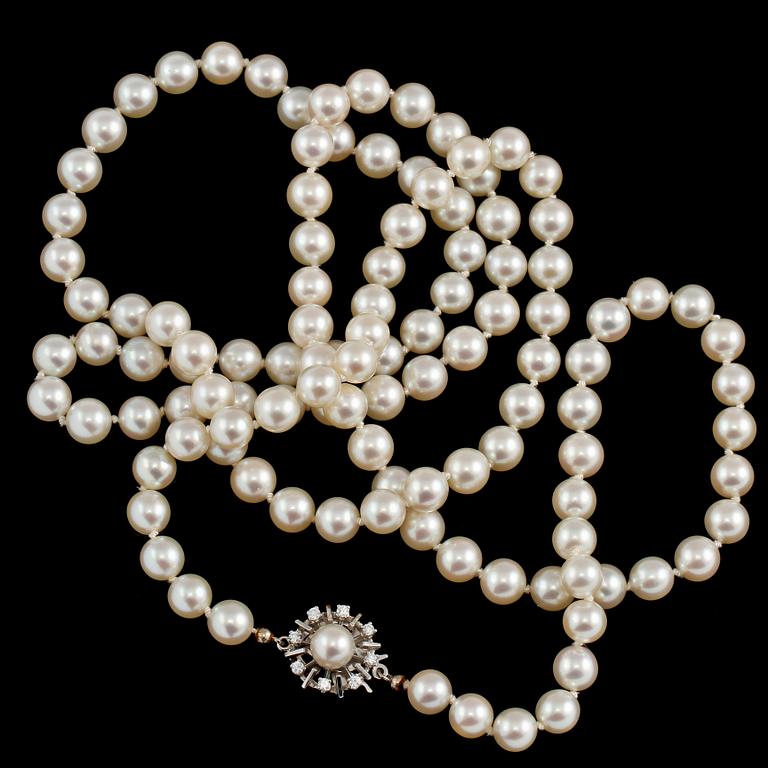 COLLIER, odlade pärlor med lås i 18k vitguld med 8 briljantslipade diamanter, tot ca 0.24 ct,  1900-talets andra hälft.