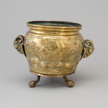 A 19TH CENTURY BRASS FLOWER POT.