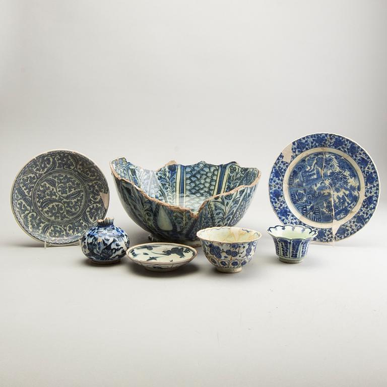 A group of persian ceramics, 18/20th Century. (7 pieces) "Study-pieces".