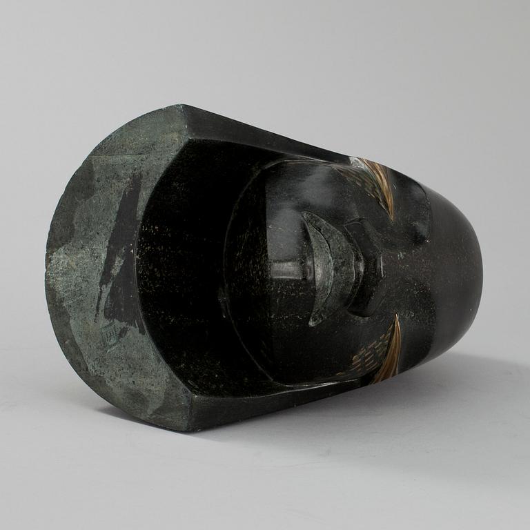 OKÄND KONSTNÄR, skulptur, bowenit, mässing, monogramsignering, 1980-tal.