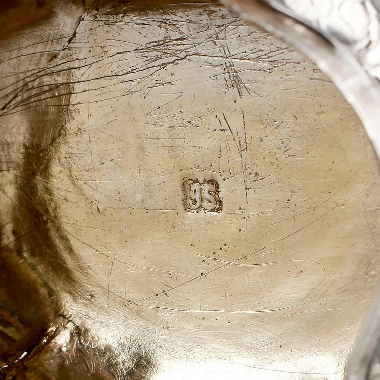 DOSA, silver, sannolikt Gustaf Stafhell d ä, Stockholm, 1700-tal. Totalvikt ca 70 gram.