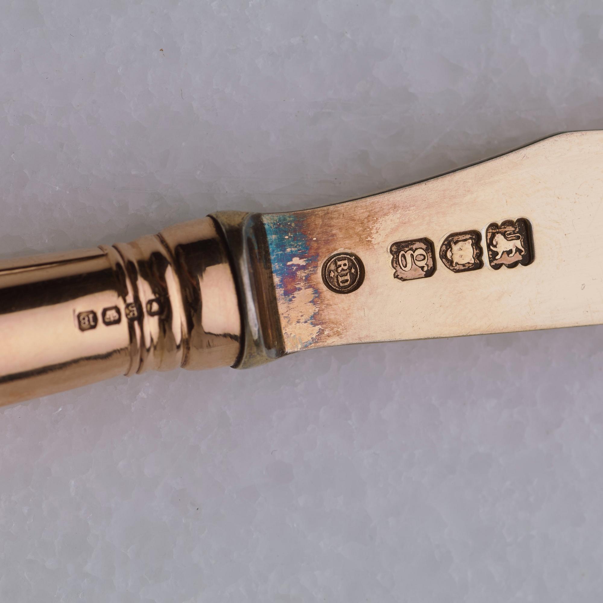 Robert Dicker, dessertbestick 64 delar, guld och förgyllt silver, London 1902-1903.