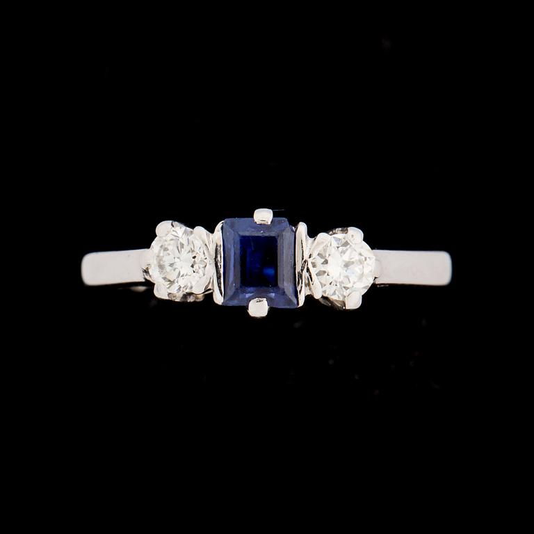 RING, 18 k vitguld med blå safir ca 0,30 ct samt briljantslipade diamanter ca 0,30 ct. Vikt ca 2 g.