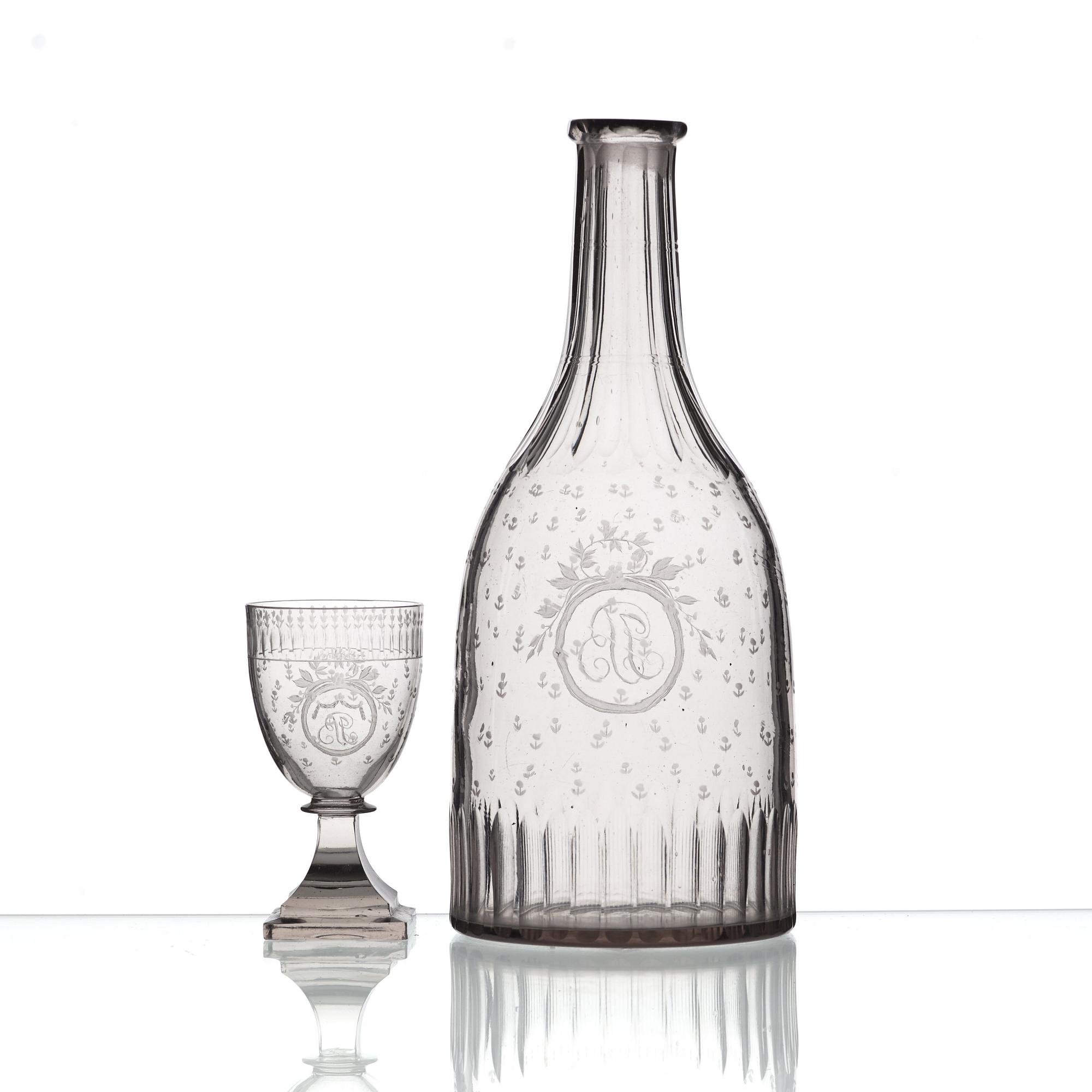 STARKVINSGLAS, åtta stycken och KARAFF, Sengustavianska, omkring år 1800.