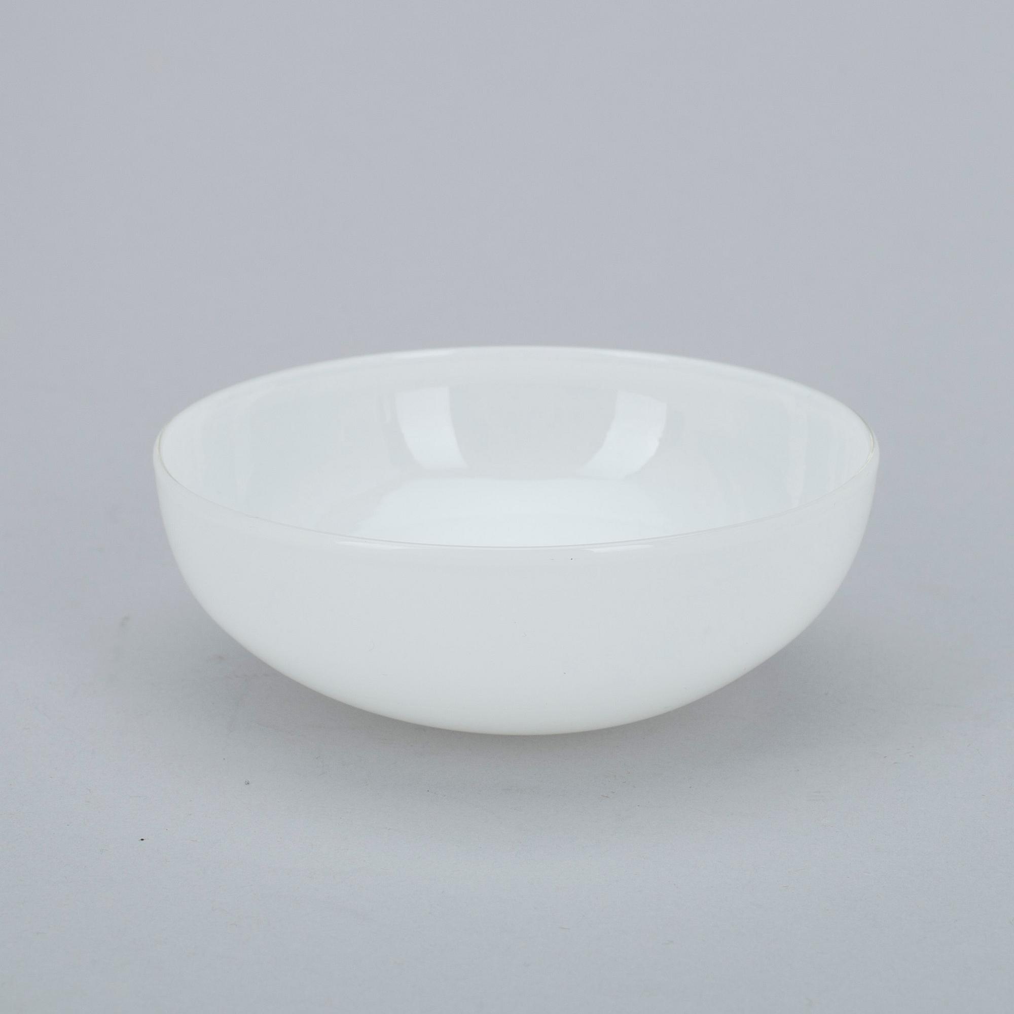 KANNUJA 2 kpl, KULHOJA, 6 kpl, LASEJA 7+1 kpl, valkoista ja kirkasta lasia, Maire Gullichsen Iittala 1900-l loppupuoli.