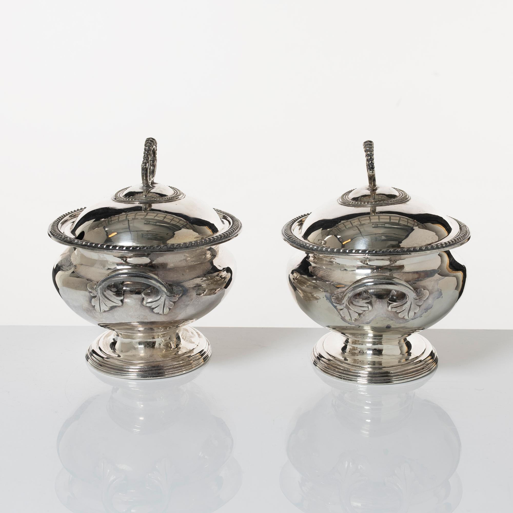Bowls with lids, a pair, silver plate, Elkington, 20th century.