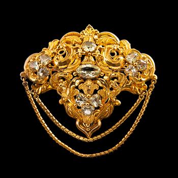 400. A BROOCH, gold, 11 chrysoberylles c. 8.50 ct. Austria-Hungary late 1800 s. Measurements 60x50 mm, weight 14 g.