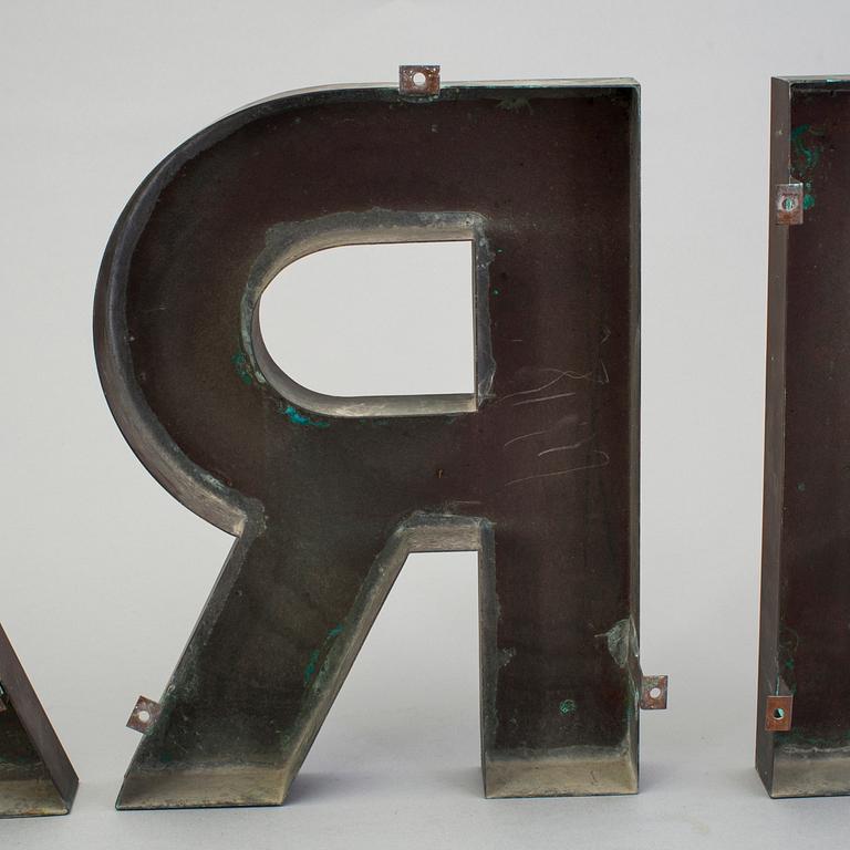 FASADBOKSTÄVER, av metall V, M, A, R, 1900-talets mitt.