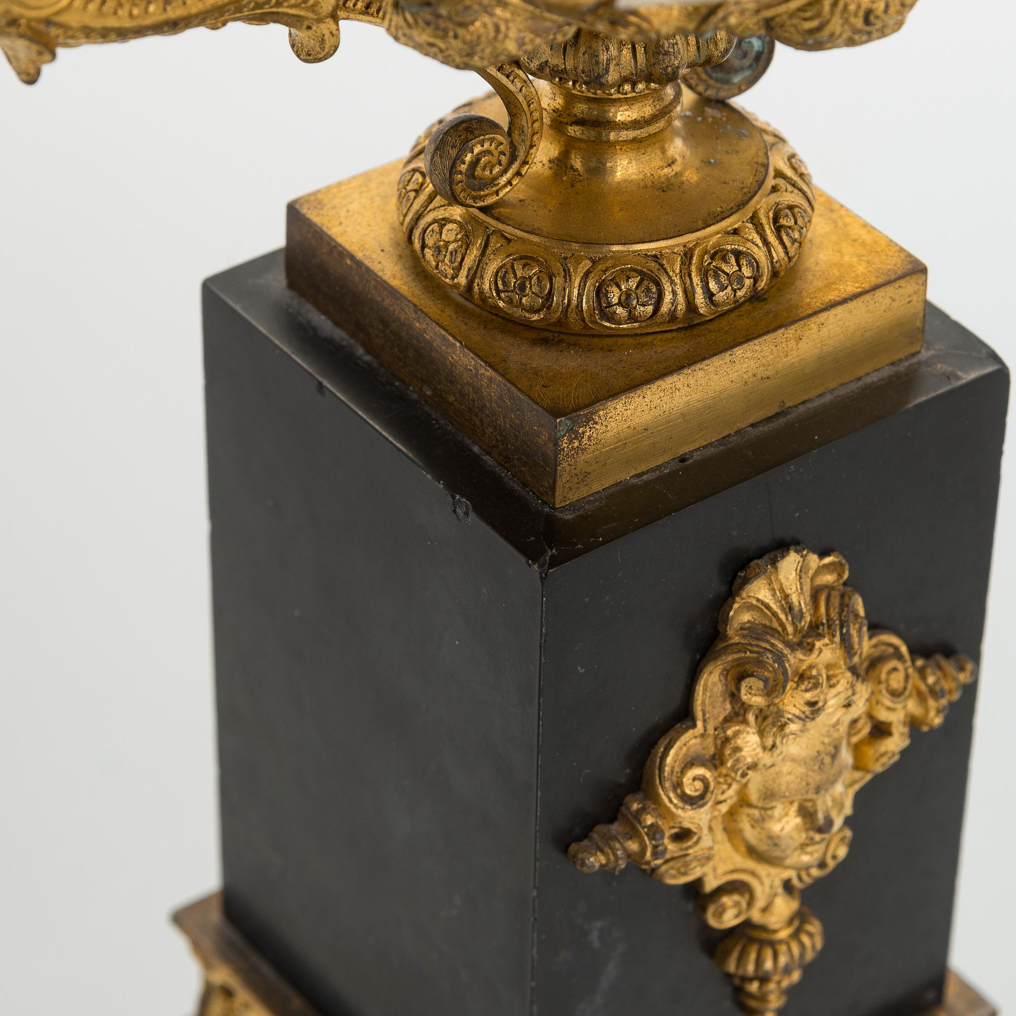 A pair of 19th century urns.