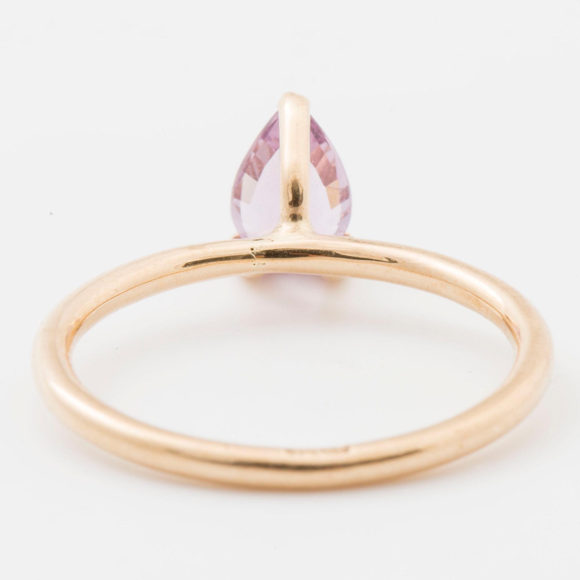 RING, med droppslipad ametist.