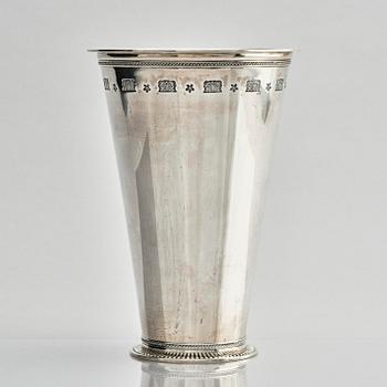 Wiwen Nilsson, bägare, delvis förgyllt sterling silver, "Bysantinska modellen", Lund 1941.