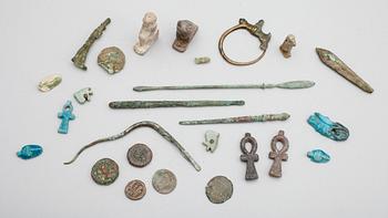 SAMLING FORNFÖREMÅL OCH MYNT, ca 25 st, metall, sten och lergods, medelhavsländerna.