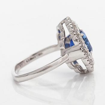 Ring, platina med en oval obehandlad safir, Sri Lanka, och briljantslipade diamanter. GRS-sertifikat.