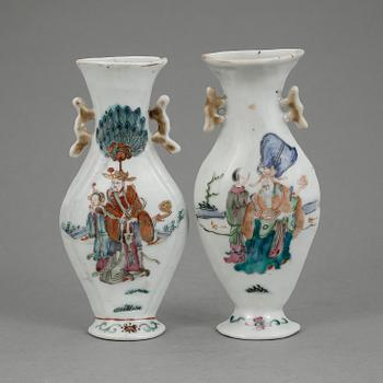 VÄGGVASER, ett par snarlika. Porslin, Kina, 1800-tal.