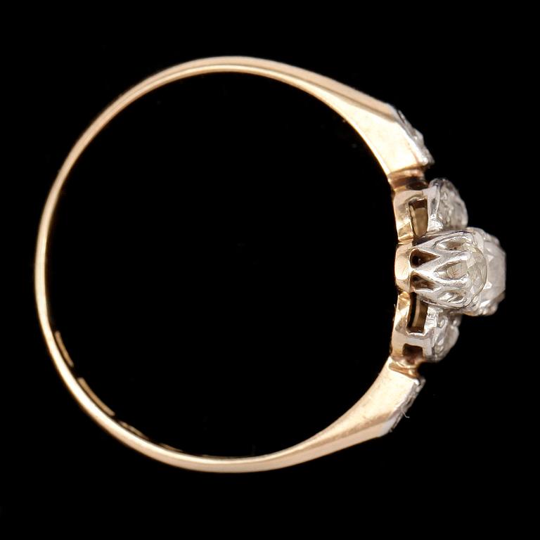 RING, 18k vitguld med gammal- och rosenstensslipade diamanter. 1930-tal. Vikt 2,7g.