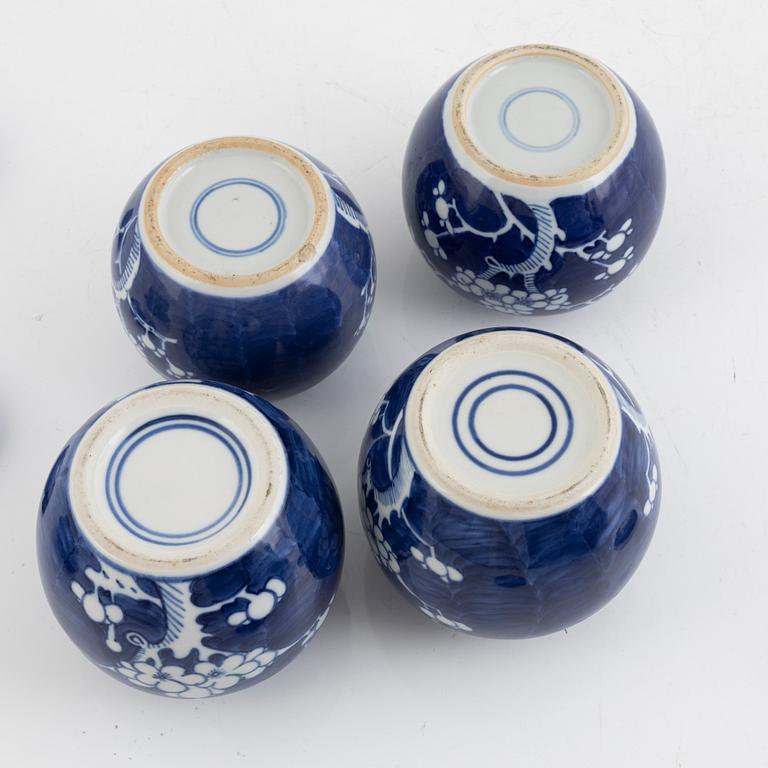 Five blue and white porcelain ginger jars and a vase, China, 19th/20th century.