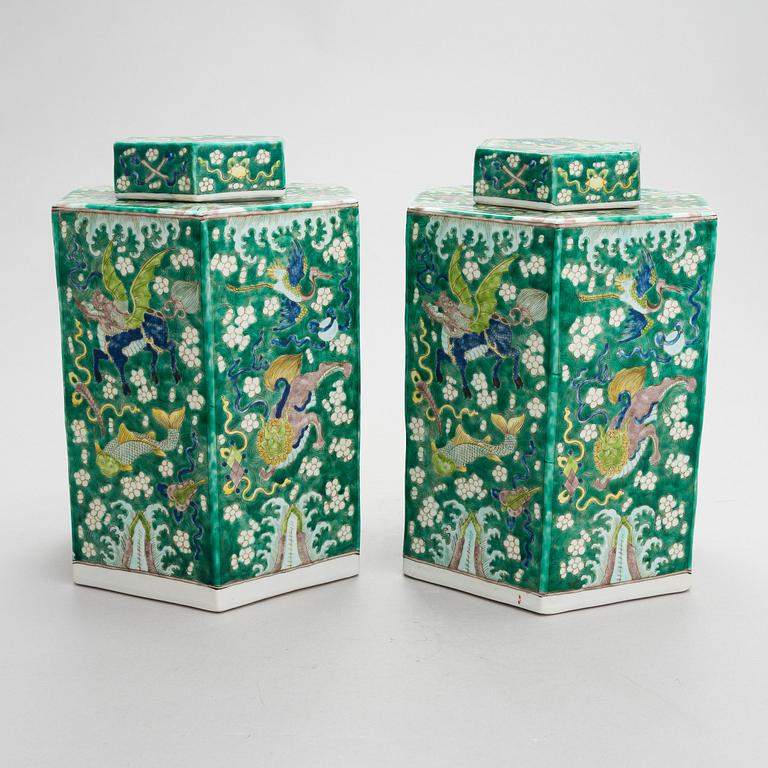 A pair of Chinese porcelain urns with lids, modern manufacturing.