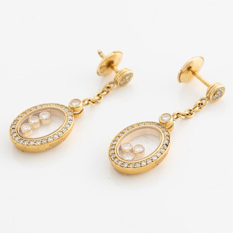 Chopard a pair of earrings in 18K gold with round brilliant-cut diamonds.