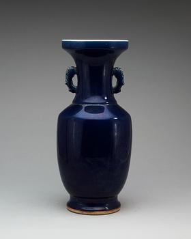 URNA, porslin. Qing dynastin, 1800-tal.