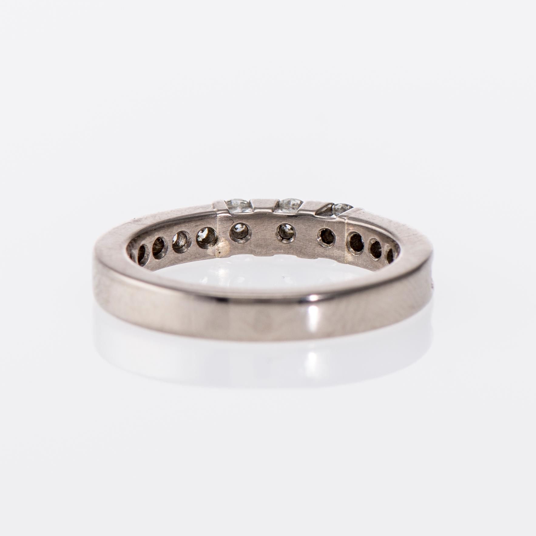 RING, 18K vitguld, briljantslipade diamanter. A. Tillander. Vikt ca 5,4 g.