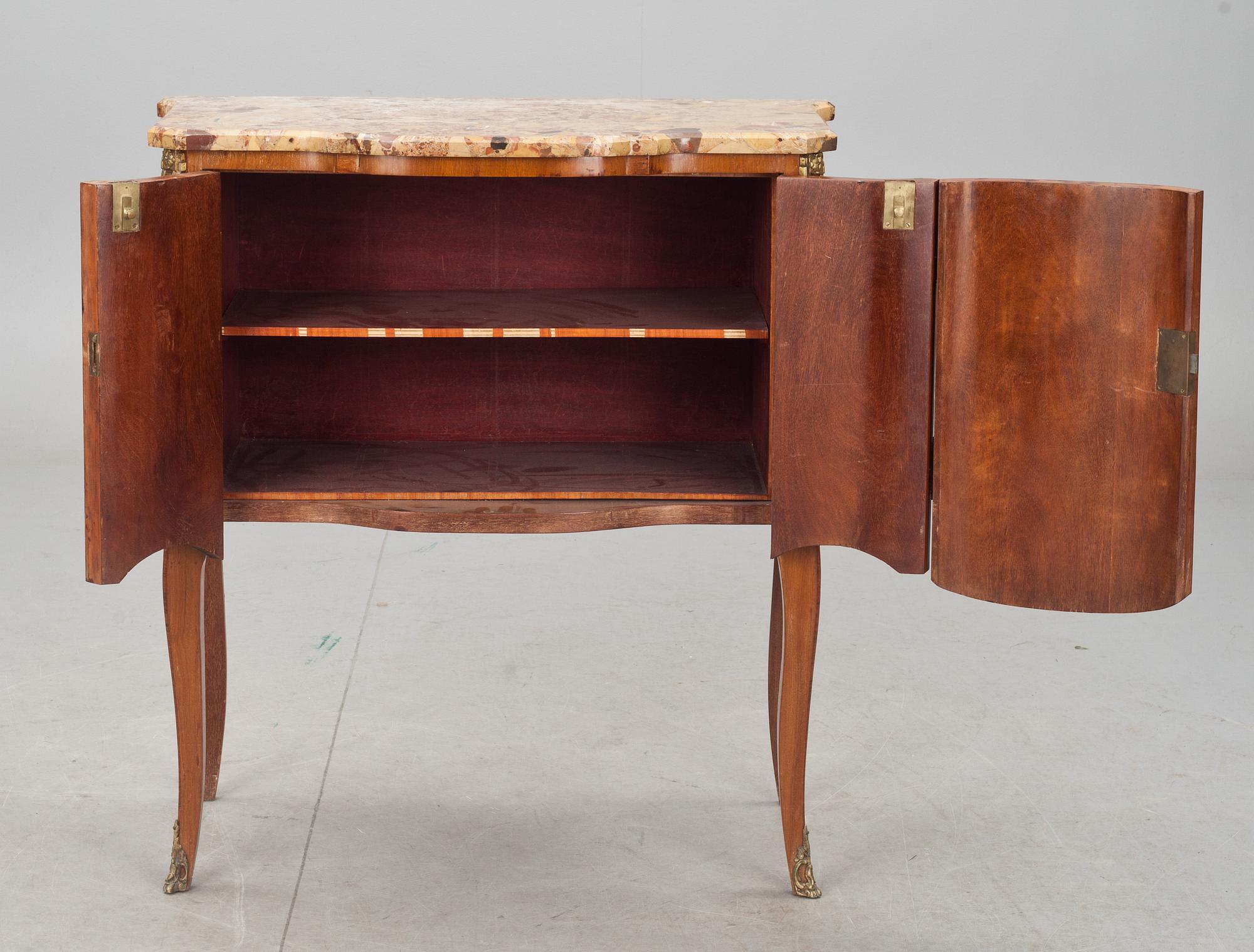 SKÅP med stenskiva, Louis XVI-stil, 1900-talets första hälft.